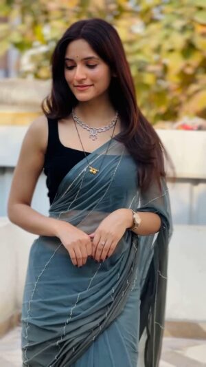 Sapna Parihar Instagram - 🩵🦋🩵…… @_sapnaparihar_
Saree from- @royal_sarees_._
#reelinstagram
#trending
#saiyara
#foryou