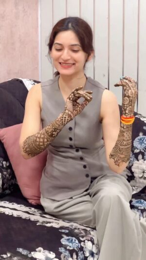 Sapna Parihar Instagram - Sundar pariyan….☺️
Mehndi done by - @shivani_saraf_02
#reeitfeelit
#treandingreels
#teej
#foryou