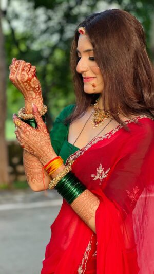 Sapna Parihar Instagram - पर मैंने तो सारे श्रृंगार किये है…..😌
Mua - @tarashamistsalon_
#reeitfeelit
#trending
#saree
#teej
#nakajarekidhar
#explorer
#reelinstagram
#foryou