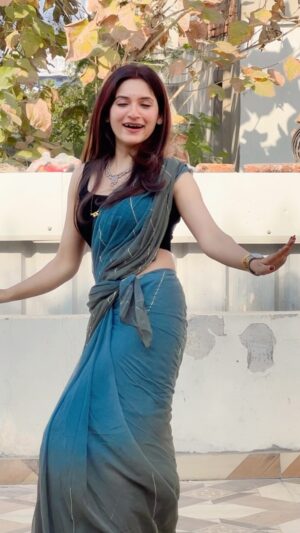 Sapna Parihar Instagram - Saree from- @royal_sarees_._
#reelsinstagram
#trendingreels
#foryou
#bhojpuri
#bhojpurireels
#explore
@_sapnaparihar_