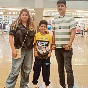 Sapna Sappu Instagram - मेरा राजा बेटा ❤️टाइगर, टाइगर के पापा और मैं।
" जो औरत अपने पति से तलाक में गुजारा भत्ता नहीं मांगी वो किसी और को क्या लूटेगी. इसलिए किसी को जाने बिना टिप्पनी नहीं करनी चाहिए.. आज के जमाने में कोई शादीशुदा महिला वो भी नाबालिग बच्चे वाली, बिना गुजारा भत्ता के लिए तलाक लेती है क्या?? पर मैंने लिया है.. जरूरी नहीं है कि सभी महिलाएं गुजारा भत्ता के लिए तलाक लेती हैं, एक विवाहित जीवन में और भी कुछ ऐसी वजह होती है कि पति पत्नी की नहीं जमती.. बहुत लोग परेशान करते हैं इसलिए आज मैं ये पोस्ट कर रही हूं..
हम आधिकारिक तौर पर अलग हो गए हैं पर कभी-कभी मिल लेते हैं.. हमने 8 साल की कोर्ट लड़ाई के बाद पिछले साल आपसी समझ के साथ कुछ शर्तों को सामने रख कर तलाक फाइल किया। टाइगर के पापा की आधिकारिक शर्तें थी कि 8 साल तक गुजारा भत्ता देय था वो नहीं देंगे, और भविष्य में उनकी किसी भी संपत्ति में मेरे टाइगर का कोई हक नहीं होगा। मैंने उनकी सारी शर्तें स्वीकार कर ली हैं और 21/11/2024 को हम आधिकारिक तौर पर अलग हो गए.. इतना सब कुछ होने के बाद भी मैंने मेरे एक्स पति के साथ सामान्य व्यवहार ही किया/कर रही हूं.. मैं भगवान और अल्लाह को बहुत मानती हूं, वो सब हालात ठीक कर देंगे..
मैंने बस मेरे टाइगर की अच्छी शिक्षा के लिए काम करके अधिकतम बचत करनी है क्योंकि हम माँ बेटे को कोई खिलाने नहीं आता। मेरी पोस्टिंग पे ज्ञान देने कुछ लोग आते हैं, जब उनपे गुजरेगी तब उन्हें पता चलेगा.. टाइगर मेरी जिम्मेदारी है, अब तक मैंने अच्छे से निभाई और आगे भी अच्छे से ही निभाउंगी। छोटी सी जिंदगी है जो मुझे मेरे बेटे टाइगर के साथ सुकून से गुजारनी है 🥰. मेरा बेटा टाइगर ही मेरी जिंदगी है। मैं ऊपर वाले की बहुत आभारी हूं, अब तक उन होने हमारा साथ दिया और आगे भी देंगे ये प्रार्थना करती हूं 🙏🥰
.
.
#tiger #myson #mylifeline #mylife #merarajabeta❤️❤️ #merarajabetatiger #love #sapnasappu #blessed #godisgreat #godisgood ❤️ #explore #explorepage