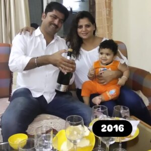 Sapna Sappu Instagram - मेरा राजा बेटा ❤️टाइगर, टाइगर के पापा और मैं।
" जो औरत अपने पति से तलाक में गुजारा भत्ता नहीं मांगी वो किसी और को क्या लूटेगी. इसलिए किसी को जाने बिना टिप्पनी नहीं करनी चाहिए.. आज के जमाने में कोई शादीशुदा महिला वो भी नाबालिग बच्चे वाली, बिना गुजारा भत्ता के लिए तलाक लेती है क्या?? पर मैंने लिया है.. जरूरी नहीं है कि सभी महिलाएं गुजारा भत्ता के लिए तलाक लेती हैं, एक विवाहित जीवन में और भी कुछ ऐसी वजह होती है कि पति पत्नी की नहीं जमती.. बहुत लोग परेशान करते हैं इसलिए आज मैं ये पोस्ट कर रही हूं..
हम आधिकारिक तौर पर अलग हो गए हैं पर कभी-कभी मिल लेते हैं.. हमने 8 साल की कोर्ट लड़ाई के बाद पिछले साल आपसी समझ के साथ कुछ शर्तों को सामने रख कर तलाक फाइल किया। टाइगर के पापा की आधिकारिक शर्तें थी कि 8 साल तक गुजारा भत्ता देय था वो नहीं देंगे, और भविष्य में उनकी किसी भी संपत्ति में मेरे टाइगर का कोई हक नहीं होगा। मैंने उनकी सारी शर्तें स्वीकार कर ली हैं और 21/11/2024 को हम आधिकारिक तौर पर अलग हो गए.. इतना सब कुछ होने के बाद भी मैंने मेरे एक्स पति के साथ सामान्य व्यवहार ही किया/कर रही हूं.. मैं भगवान और अल्लाह को बहुत मानती हूं, वो सब हालात ठीक कर देंगे..
मैंने बस मेरे टाइगर की अच्छी शिक्षा के लिए काम करके अधिकतम बचत करनी है क्योंकि हम माँ बेटे को कोई खिलाने नहीं आता। मेरी पोस्टिंग पे ज्ञान देने कुछ लोग आते हैं, जब उनपे गुजरेगी तब उन्हें पता चलेगा.. टाइगर मेरी जिम्मेदारी है, अब तक मैंने अच्छे से निभाई और आगे भी अच्छे से ही निभाउंगी। छोटी सी जिंदगी है जो मुझे मेरे बेटे टाइगर के साथ सुकून से गुजारनी है 🥰. मेरा बेटा टाइगर ही मेरी जिंदगी है। मैं ऊपर वाले की बहुत आभारी हूं, अब तक उन होने हमारा साथ दिया और आगे भी देंगे ये प्रार्थना करती हूं 🙏🥰
.
.
#tiger #myson #mylifeline #mylife #merarajabeta❤️❤️ #merarajabetatiger #love #sapnasappu #blessed #godisgreat #godisgood ❤️ #explore #explorepage