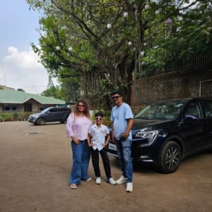 Sapna Sappu Instagram - मेरा राजा बेटा ❤️टाइगर, टाइगर के पापा और मैं।
" जो औरत अपने पति से तलाक में गुजारा भत्ता नहीं मांगी वो किसी और को क्या लूटेगी. इसलिए किसी को जाने बिना टिप्पनी नहीं करनी चाहिए.. आज के जमाने में कोई शादीशुदा महिला वो भी नाबालिग बच्चे वाली, बिना गुजारा भत्ता के लिए तलाक लेती है क्या?? पर मैंने लिया है.. जरूरी नहीं है कि सभी महिलाएं गुजारा भत्ता के लिए तलाक लेती हैं, एक विवाहित जीवन में और भी कुछ ऐसी वजह होती है कि पति पत्नी की नहीं जमती.. बहुत लोग परेशान करते हैं इसलिए आज मैं ये पोस्ट कर रही हूं..
हम आधिकारिक तौर पर अलग हो गए हैं पर कभी-कभी मिल लेते हैं.. हमने 8 साल की कोर्ट लड़ाई के बाद पिछले साल आपसी समझ के साथ कुछ शर्तों को सामने रख कर तलाक फाइल किया। टाइगर के पापा की आधिकारिक शर्तें थी कि 8 साल तक गुजारा भत्ता देय था वो नहीं देंगे, और भविष्य में उनकी किसी भी संपत्ति में मेरे टाइगर का कोई हक नहीं होगा। मैंने उनकी सारी शर्तें स्वीकार कर ली हैं और 21/11/2024 को हम आधिकारिक तौर पर अलग हो गए.. इतना सब कुछ होने के बाद भी मैंने मेरे एक्स पति के साथ सामान्य व्यवहार ही किया/कर रही हूं.. मैं भगवान और अल्लाह को बहुत मानती हूं, वो सब हालात ठीक कर देंगे..
मैंने बस मेरे टाइगर की अच्छी शिक्षा के लिए काम करके अधिकतम बचत करनी है क्योंकि हम माँ बेटे को कोई खिलाने नहीं आता। मेरी पोस्टिंग पे ज्ञान देने कुछ लोग आते हैं, जब उनपे गुजरेगी तब उन्हें पता चलेगा.. टाइगर मेरी जिम्मेदारी है, अब तक मैंने अच्छे से निभाई और आगे भी अच्छे से ही निभाउंगी। छोटी सी जिंदगी है जो मुझे मेरे बेटे टाइगर के साथ सुकून से गुजारनी है 🥰. मेरा बेटा टाइगर ही मेरी जिंदगी है। मैं ऊपर वाले की बहुत आभारी हूं, अब तक उन होने हमारा साथ दिया और आगे भी देंगे ये प्रार्थना करती हूं 🙏🥰
.
.
#tiger #myson #mylifeline #mylife #merarajabeta❤️❤️ #merarajabetatiger #love #sapnasappu #blessed #godisgreat #godisgood ❤️ #explore #explorepage