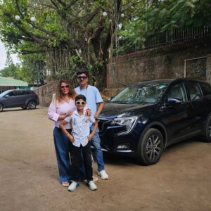 Sapna Sappu Instagram - मेरा राजा बेटा ❤️टाइगर, टाइगर के पापा और मैं।
" जो औरत अपने पति से तलाक में गुजारा भत्ता नहीं मांगी वो किसी और को क्या लूटेगी. इसलिए किसी को जाने बिना टिप्पनी नहीं करनी चाहिए.. आज के जमाने में कोई शादीशुदा महिला वो भी नाबालिग बच्चे वाली, बिना गुजारा भत्ता के लिए तलाक लेती है क्या?? पर मैंने लिया है.. जरूरी नहीं है कि सभी महिलाएं गुजारा भत्ता के लिए तलाक लेती हैं, एक विवाहित जीवन में और भी कुछ ऐसी वजह होती है कि पति पत्नी की नहीं जमती.. बहुत लोग परेशान करते हैं इसलिए आज मैं ये पोस्ट कर रही हूं..
हम आधिकारिक तौर पर अलग हो गए हैं पर कभी-कभी मिल लेते हैं.. हमने 8 साल की कोर्ट लड़ाई के बाद पिछले साल आपसी समझ के साथ कुछ शर्तों को सामने रख कर तलाक फाइल किया। टाइगर के पापा की आधिकारिक शर्तें थी कि 8 साल तक गुजारा भत्ता देय था वो नहीं देंगे, और भविष्य में उनकी किसी भी संपत्ति में मेरे टाइगर का कोई हक नहीं होगा। मैंने उनकी सारी शर्तें स्वीकार कर ली हैं और 21/11/2024 को हम आधिकारिक तौर पर अलग हो गए.. इतना सब कुछ होने के बाद भी मैंने मेरे एक्स पति के साथ सामान्य व्यवहार ही किया/कर रही हूं.. मैं भगवान और अल्लाह को बहुत मानती हूं, वो सब हालात ठीक कर देंगे..
मैंने बस मेरे टाइगर की अच्छी शिक्षा के लिए काम करके अधिकतम बचत करनी है क्योंकि हम माँ बेटे को कोई खिलाने नहीं आता। मेरी पोस्टिंग पे ज्ञान देने कुछ लोग आते हैं, जब उनपे गुजरेगी तब उन्हें पता चलेगा.. टाइगर मेरी जिम्मेदारी है, अब तक मैंने अच्छे से निभाई और आगे भी अच्छे से ही निभाउंगी। छोटी सी जिंदगी है जो मुझे मेरे बेटे टाइगर के साथ सुकून से गुजारनी है 🥰. मेरा बेटा टाइगर ही मेरी जिंदगी है। मैं ऊपर वाले की बहुत आभारी हूं, अब तक उन होने हमारा साथ दिया और आगे भी देंगे ये प्रार्थना करती हूं 🙏🥰
.
.
#tiger #myson #mylifeline #mylife #merarajabeta❤️❤️ #merarajabetatiger #love #sapnasappu #blessed #godisgreat #godisgood ❤️ #explore #explorepage