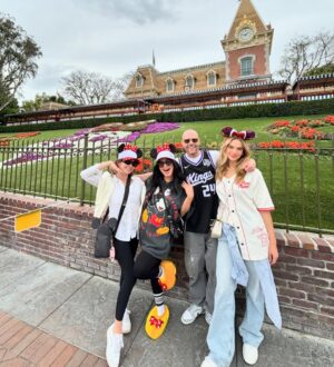 Sarah Hyland Instagram - āØDisney Princess PosingāØ