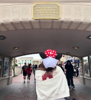Sarah Hyland Instagram - āØDisney Princess PosingāØ