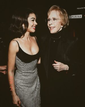Sarah Hyland Instagram - The amount of love and support in one room was overwhelmingly beautiful. Thank you @itsjuliebowen @jessetyler & @wellsadams for being there to hold my hand through an unexpectedly emotional night. Also. CAROL BURNETT. It is an honor and privilege to have received the first-ever Variety #powerofwomen Courage Award presented by @purina The award builds on Purinaās Purple Leash Program, an initiative with the nonprofit @redroverorg that provides resources and support to help domestic violence shelters across the U.S. become pet-friendly š¾ š