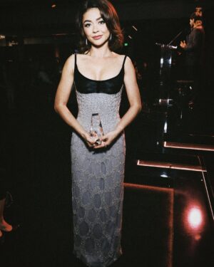 Sarah Hyland Instagram - The amount of love and support in one room was overwhelmingly beautiful. Thank you @itsjuliebowen @jessetyler & @wellsadams for being there to hold my hand through an unexpectedly emotional night. Also. CAROL BURNETT. It is an honor and privilege to have received the first-ever Variety #powerofwomen Courage Award presented by @purina The award builds on Purinaās Purple Leash Program, an initiative with the nonprofit @redroverorg that provides resources and support to help domestic violence shelters across the U.S. become pet-friendly š¾ š