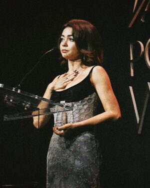Sarah Hyland Instagram - The amount of love and support in one room was overwhelmingly beautiful. Thank you @itsjuliebowen @jessetyler & @wellsadams for being there to hold my hand through an unexpectedly emotional night. Also. CAROL BURNETT. It is an honor and privilege to have received the first-ever Variety #powerofwomen Courage Award presented by @purina The award builds on Purinaās Purple Leash Program, an initiative with the nonprofit @redroverorg that provides resources and support to help domestic violence shelters across the U.S. become pet-friendly š¾ š