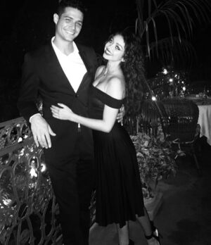 Sarah Hyland Instagram - Turned 33 at Club 33 āØ
@wellsadams and I recreated the picture we took on my birthday 6 years ago and Iāve never been so full of joy š„¹