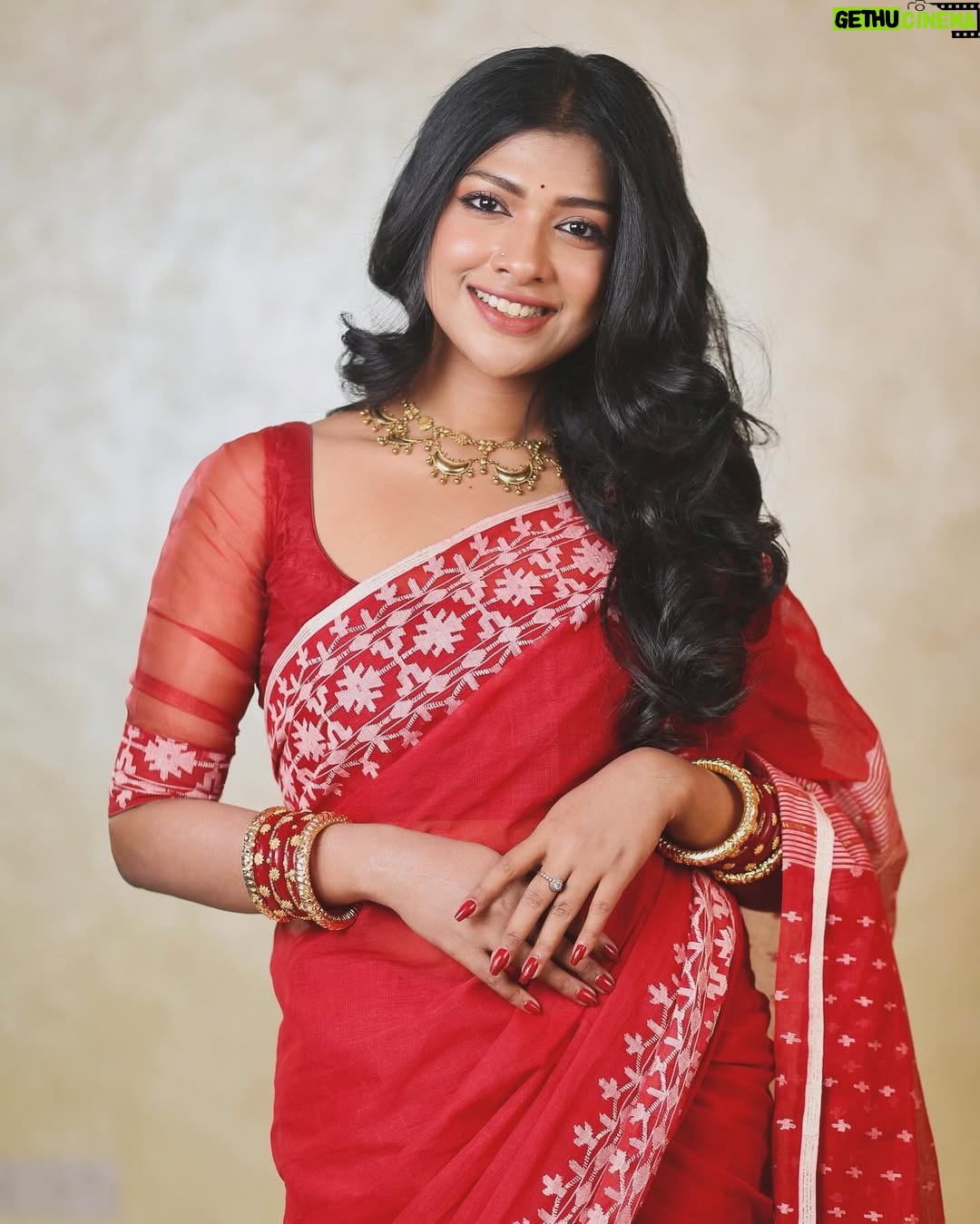 Sarika Sabah - 6.3K Likes - Meril Prothom Alo Award 2023 look ! 🌹

Jewellery: @rongoboti_online 
Makeup and style : @makeoverfinesse
