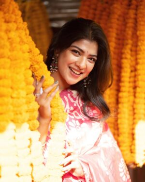 Sarika Sabah Instagram - সূর্য-ঘড়ি সাত সকালে, ফাগুন রাঙ্গা শাড়ি পড়ে দিন গোনে আজ কার?
বাসন্তিরা সবুজ টিপে, লাল সাদা আর হলুদ পাড়ে হাত ধরেছে তার .. 🌼💐
📸 - @purnophotographyofficial