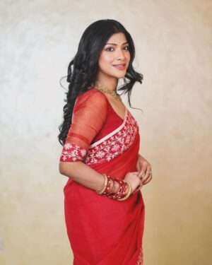 Sarika Sabah Instagram - Meril Prothom Alo Award 2023 look ! 🌹
Jewellery: @rongoboti_online
Makeup and style : @makeoverfinesse