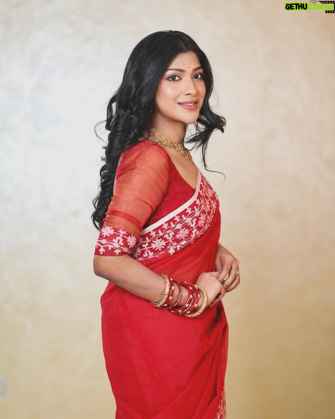 Sarika Sabah - 6.3K Likes - Meril Prothom Alo Award 2023 look ! 🌹

Jewellery: @rongoboti_online 
Makeup and style : @makeoverfinesse