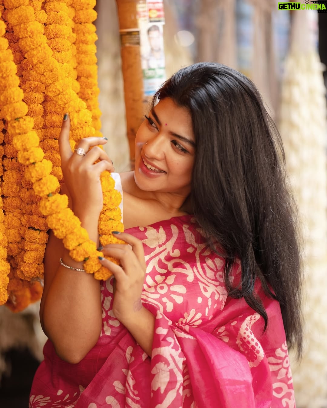 Sarika Sabah - 13.5K Likes - সূর্য-ঘড়ি সাত সকালে, ফাগুন রাঙ্গা শাড়ি পড়ে দিন গোনে আজ কার? 
বাসন্তিরা সবুজ টিপে, লাল সাদা আর হলুদ পাড়ে হাত ধরেছে তার .. 🌼💐

📸 - @purnophotographyofficial