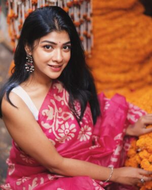 Sarika Sabah Instagram - সূর্য-ঘড়ি সাত সকালে, ফাগুন রাঙ্গা শাড়ি পড়ে দিন গোনে আজ কার?
বাসন্তিরা সবুজ টিপে, লাল সাদা আর হলুদ পাড়ে হাত ধরেছে তার .. 🌼💐
📸 - @purnophotographyofficial