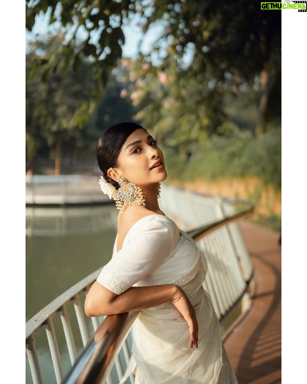 Sarika Sabah - 12.3K Likes - 🤍🕊️ 

📸 - @purnophotographyofficial 
Makeover - @makeoverfinesse @farhanachaity_official 
Attire - @b_a_n_g_a_l 
Jewellery- @rongoboti_online