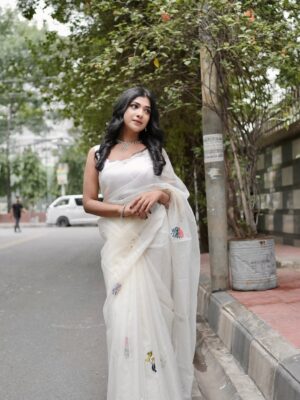 Sarika Sabah Instagram - Wrapped in white, dreaming in color 🕊️🌸
Makeover: @evesalonbd
Attire : @houseoftashaa
Jewellery: @6yardsstory