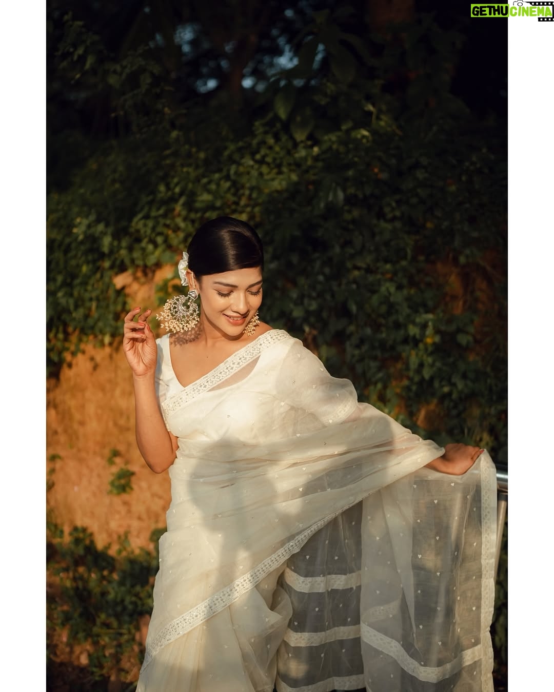 Sarika Sabah - 12.3K Likes - 🤍🕊️ 

📸 - @purnophotographyofficial 
Makeover - @makeoverfinesse @farhanachaity_official 
Attire - @b_a_n_g_a_l 
Jewellery- @rongoboti_online