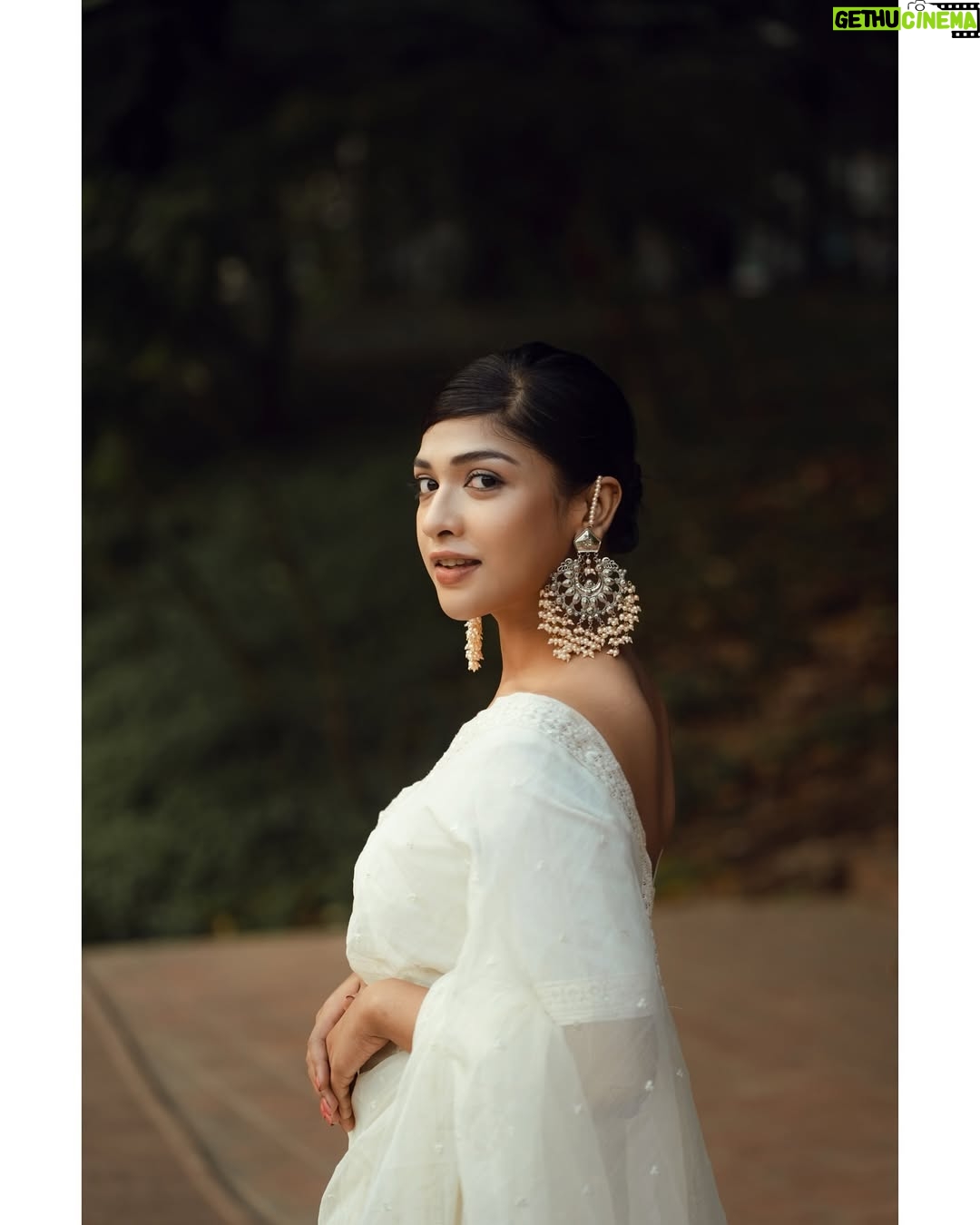 Sarika Sabah - 12.3K Likes - 🤍🕊️ 

📸 - @purnophotographyofficial 
Makeover - @makeoverfinesse @farhanachaity_official 
Attire - @b_a_n_g_a_l 
Jewellery- @rongoboti_online