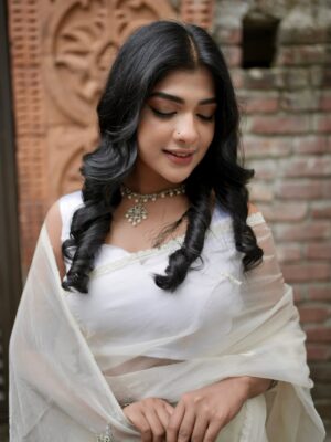 Sarika Sabah Instagram - Wrapped in white, dreaming in color 🕊️🌸
Makeover: @evesalonbd
Attire : @houseoftashaa
Jewellery: @6yardsstory