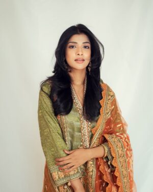 Sarika Sabah Instagram - May this Eid bring you countless happiness, blessings, and success. Eid Mubarak! 🌙
Attire from @moire_online_uk