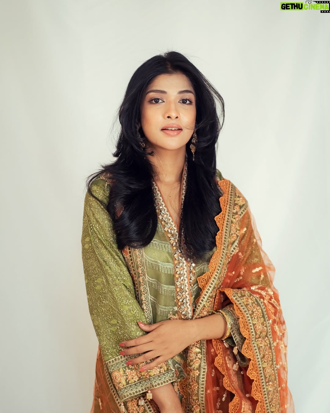 Sarika Sabah - 4.3K Likes - May this Eid bring you countless happiness, blessings, and success. Eid Mubarak! 🌙

Attire from @moire_online_uk