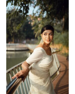 Sarika Sabah Instagram - 🤍🕊️
📸 - @purnophotographyofficial
Makeover - @makeoverfinesse @farhanachaity_official
Attire - @b_a_n_g_a_l
Jewellery- @rongoboti_online