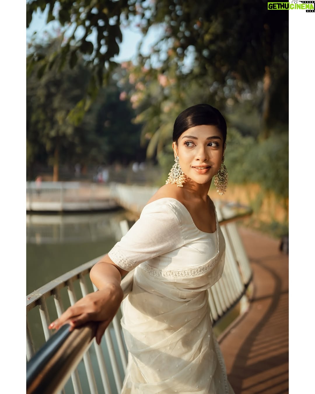 Sarika Sabah - 12.3K Likes - 🤍🕊️ 

📸 - @purnophotographyofficial 
Makeover - @makeoverfinesse @farhanachaity_official 
Attire - @b_a_n_g_a_l 
Jewellery- @rongoboti_online