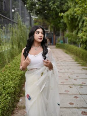 Sarika Sabah Instagram - Wrapped in white, dreaming in color 🕊️🌸
Makeover: @evesalonbd
Attire : @houseoftashaa
Jewellery: @6yardsstory
