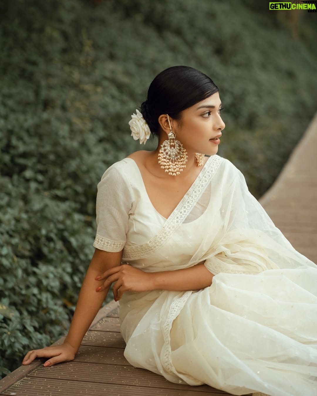 Sarika Sabah - 12.3K Likes - 🤍🕊️ 

📸 - @purnophotographyofficial 
Makeover - @makeoverfinesse @farhanachaity_official 
Attire - @b_a_n_g_a_l 
Jewellery- @rongoboti_online