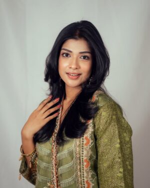 Sarika Sabah Instagram - May this Eid bring you countless happiness, blessings, and success. Eid Mubarak! 🌙
Attire from @moire_online_uk