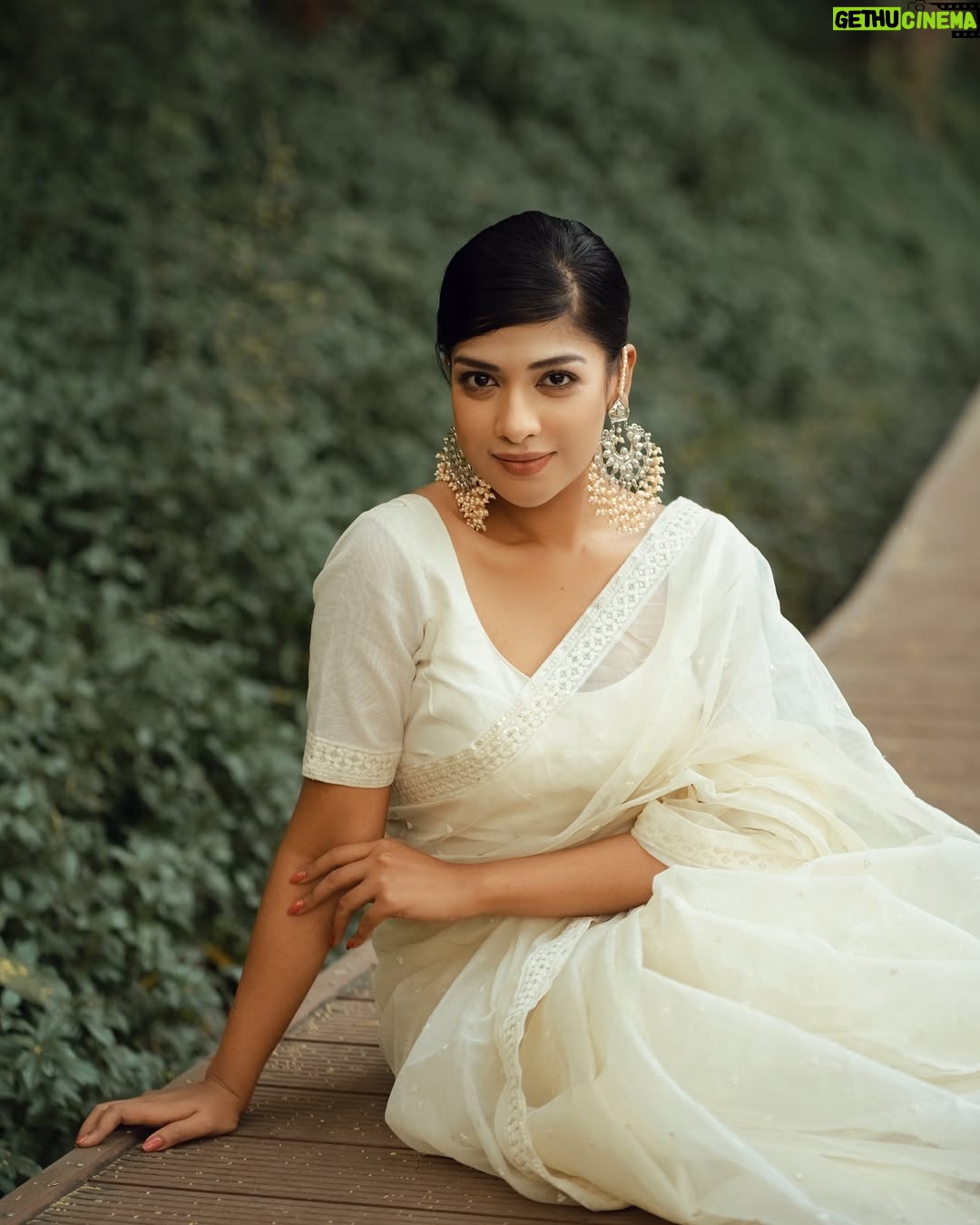 Sarika Sabah - 12.3K Likes - 🤍🕊️ 

📸 - @purnophotographyofficial 
Makeover - @makeoverfinesse @farhanachaity_official 
Attire - @b_a_n_g_a_l 
Jewellery- @rongoboti_online