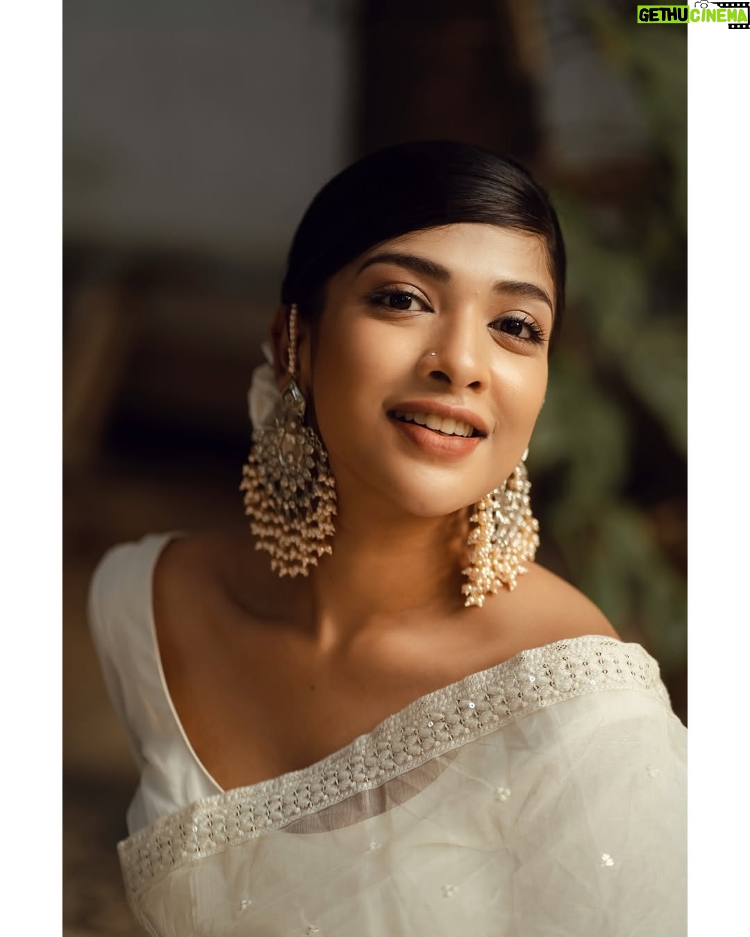 Sarika Sabah - 3.7K Likes - 🤍🕊️ 

📸 - @purnophotographyofficial 
Makeover- @farhanachaity_official @makeoverfinesse 
Attire - @b_a_n_g_a_l 
Jewellery - @rongoboti_online