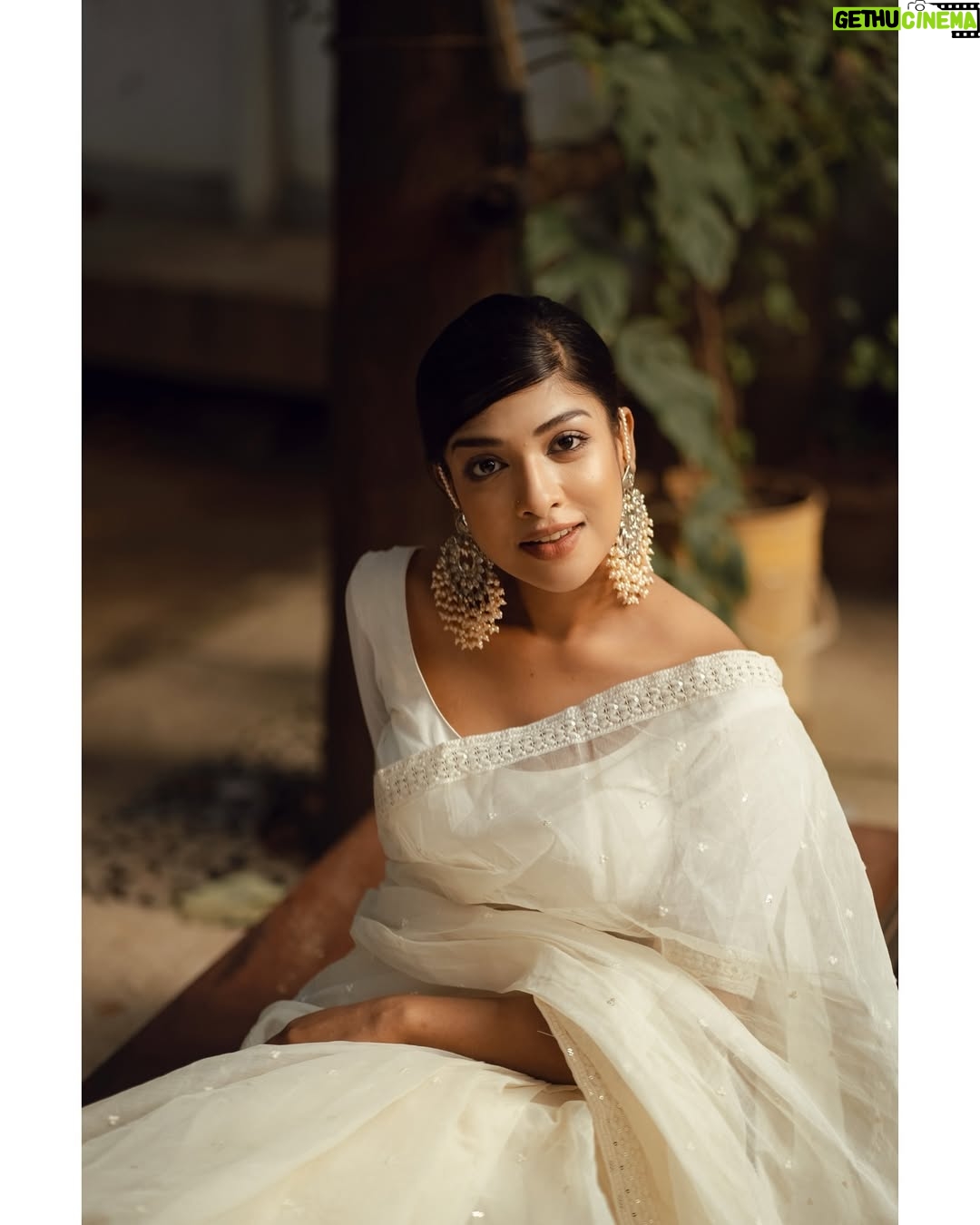 Sarika Sabah - 3.7K Likes - 🤍🕊️ 

📸 - @purnophotographyofficial 
Makeover- @farhanachaity_official @makeoverfinesse 
Attire - @b_a_n_g_a_l 
Jewellery - @rongoboti_online