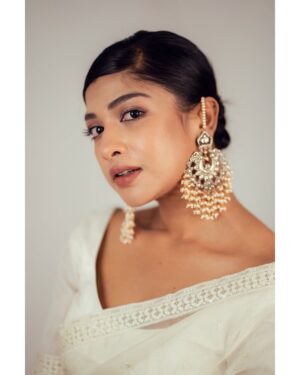 Sarika Sabah Instagram - 🤍🕊️
📸- @purnophotographyofficial
Makeover - @makeoverfinesse @farhanachaity_official
Attire - @b_a_n_g_a_l
Jewellery- @rongoboti_online