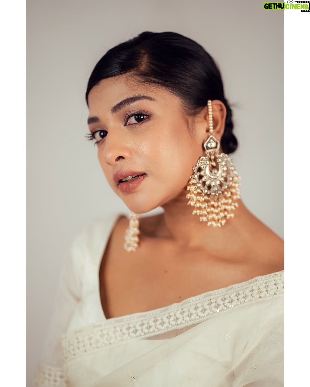Sarika Sabah - 3K Likes - 🤍🕊️ 

📸- @purnophotographyofficial 
Makeover - @makeoverfinesse @farhanachaity_official 
Attire - @b_a_n_g_a_l 
Jewellery- @rongoboti_online