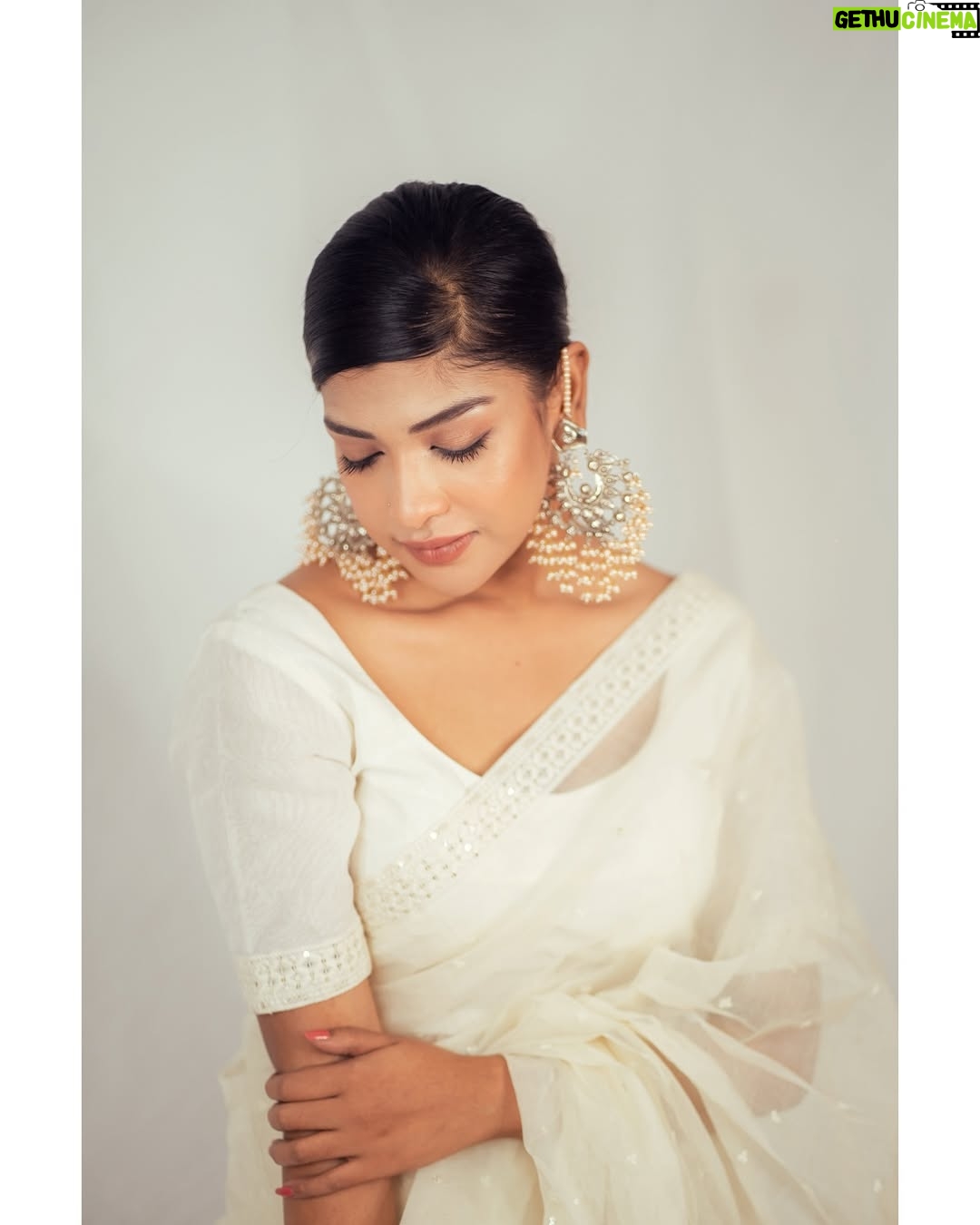 Sarika Sabah - 3K Likes - 🤍🕊️ 

📸- @purnophotographyofficial 
Makeover - @makeoverfinesse @farhanachaity_official 
Attire - @b_a_n_g_a_l 
Jewellery- @rongoboti_online