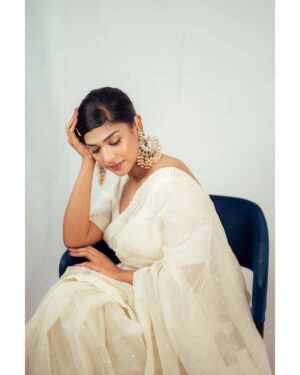 Sarika Sabah Instagram - 🤍🕊️
📸- @purnophotographyofficial
Makeover - @makeoverfinesse @farhanachaity_official
Attire - @b_a_n_g_a_l
Jewellery- @rongoboti_online