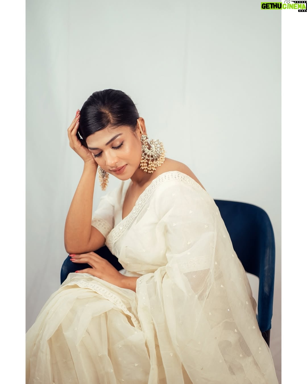 Sarika Sabah - 3K Likes - 🤍🕊️ 

📸- @purnophotographyofficial 
Makeover - @makeoverfinesse @farhanachaity_official 
Attire - @b_a_n_g_a_l 
Jewellery- @rongoboti_online
