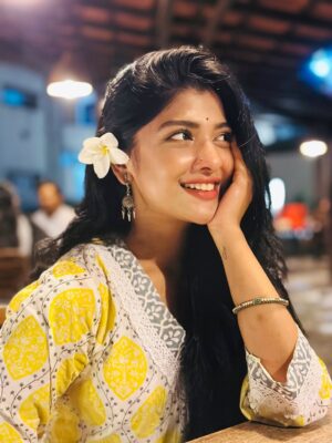 Sarika Sabah Instagram - বুঝি তাকে শুধু অনুমানে পাওয়া যায়
চলে যাবে বলে আসে কেন প্রিয় সে মোর হায়? ✨