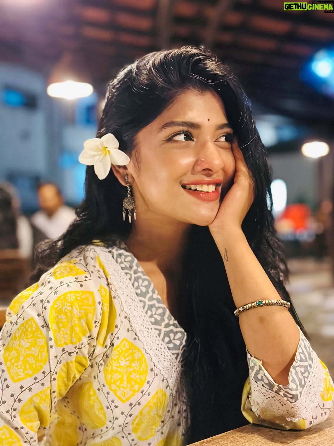 Sarika Sabah - 6.5K Likes - বুঝি তাকে শুধু অনুমানে পাওয়া যায়
চলে যাবে বলে আসে কেন প্রিয় সে মোর হায়? ✨