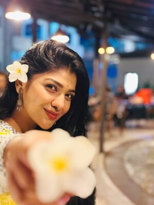Sarika Sabah Instagram - বুঝি তাকে শুধু অনুমানে পাওয়া যায়
চলে যাবে বলে আসে কেন প্রিয় সে মোর হায়? ✨