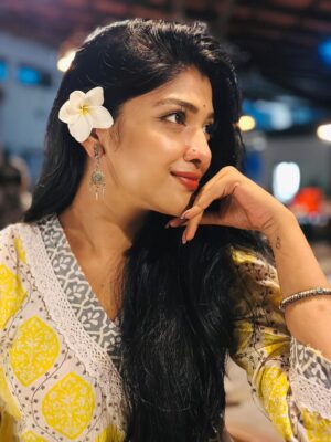 Sarika Sabah Instagram - বুঝি তাকে শুধু অনুমানে পাওয়া যায়
চলে যাবে বলে আসে কেন প্রিয় সে মোর হায়? ✨