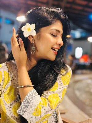 Sarika Sabah Instagram - বুঝি তাকে শুধু অনুমানে পাওয়া যায়
চলে যাবে বলে আসে কেন প্রিয় সে মোর হায়? ✨