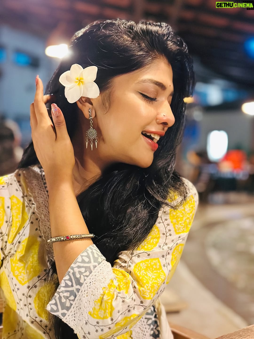 Sarika Sabah - 6.5K Likes - বুঝি তাকে শুধু অনুমানে পাওয়া যায়
চলে যাবে বলে আসে কেন প্রিয় সে মোর হায়? ✨