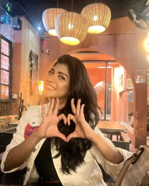 Sarika Sabah Instagram - Energy is contagious.
Spread all the love.
Radiate love.
Be love 🫶
#weekend #coffee #outing #weekendvibes #love #winter #winters