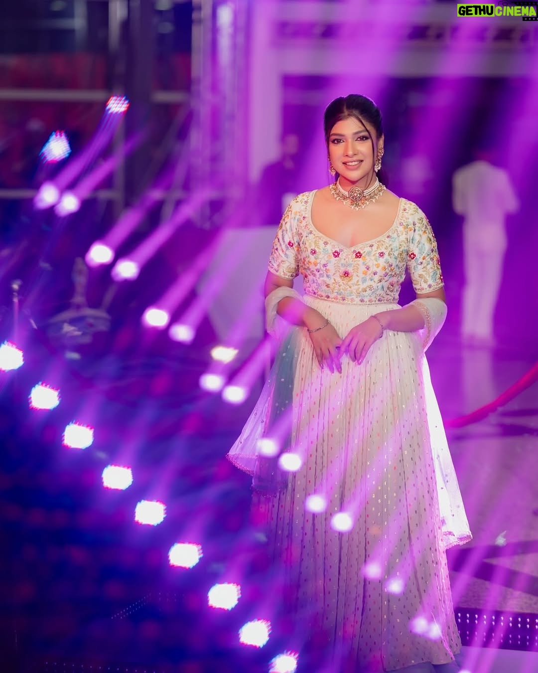 Sarika Sabah - 3K Likes - Meril Prothom Alo award 2024 ✨
 
Wearing: @meherofficials 
Makeup and styling: @elegant_makeover