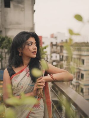 Sarika Sabah Instagram - আজ যেন মেঘে মেঘে
হলো মন যে উদাসীন… 🕊️💌
