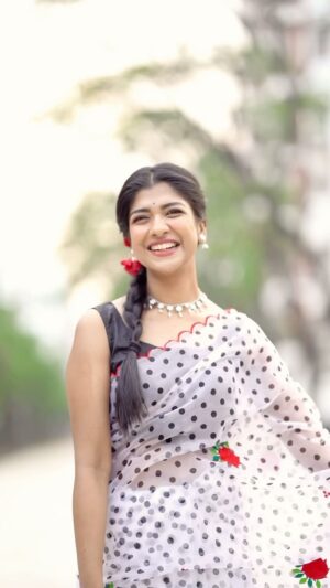 Sarika Sabah Instagram - যে রঙ আমি কুড়িয়ে পেলেম প্রাণে,
সুর হয়ে তাই ঝরে আমার গানে…
Sharee - @houseoftashaa
Jewellery- @6yardsstory